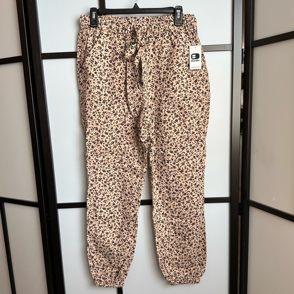 NWT Daytrip Woven Floral Jogger Buckle Spring Fashion Style Pants Sz Medium - Picture 3 of 12